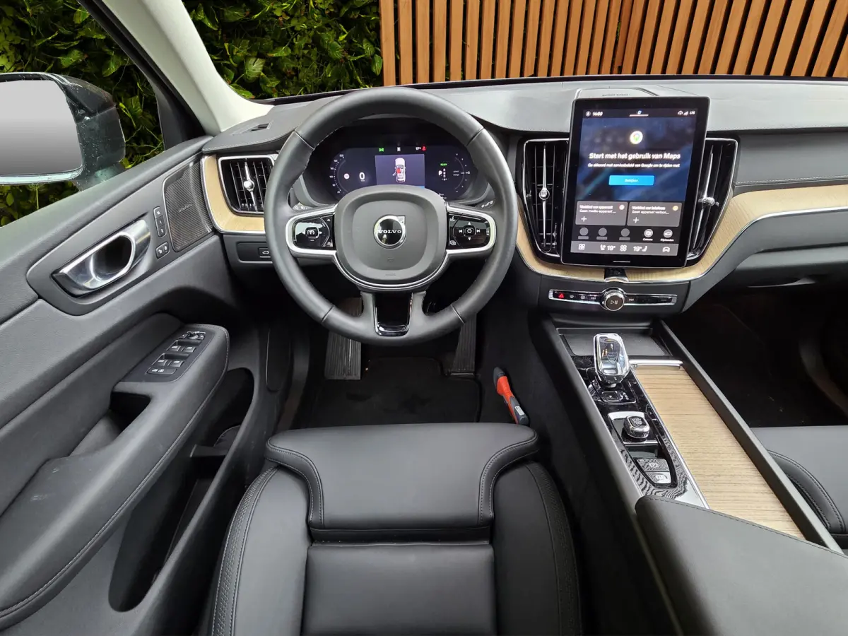 2.0 T6 Plug-in hybrid AWD Ultra Dark | Trekhaak | Facelift | 360cam | Stoel/stuurverwarming