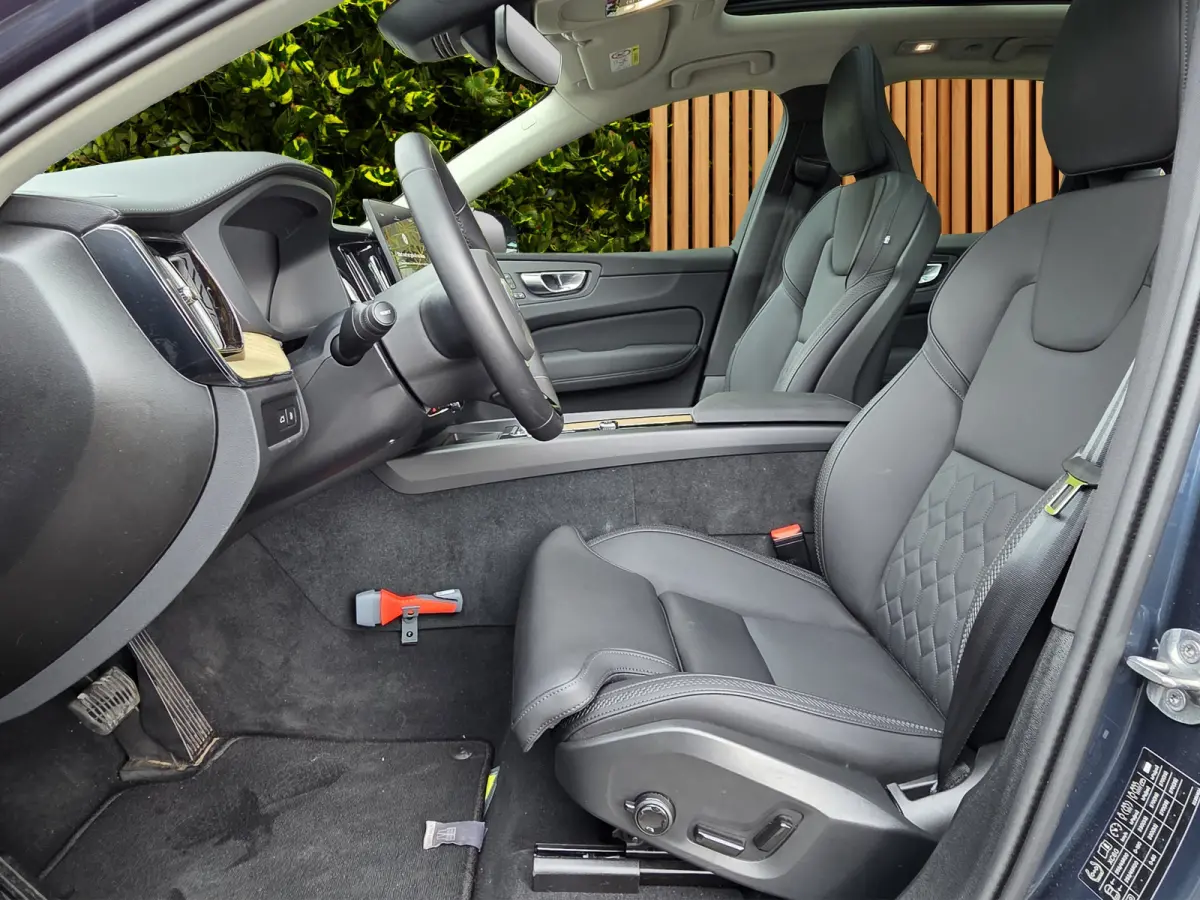 2.0 T6 Plug-in hybrid AWD Ultra Dark | Trekhaak | Facelift | 360cam | Stoel/stuurverwarming
