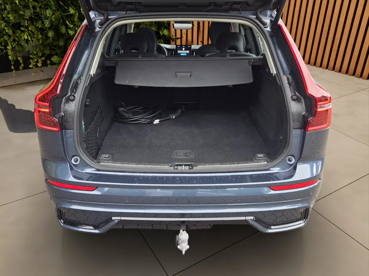 2.0 T6 Plug-in hybrid AWD Ultra Dark | Trekhaak | Facelift | 360cam | Stoel/stuurverwarming
