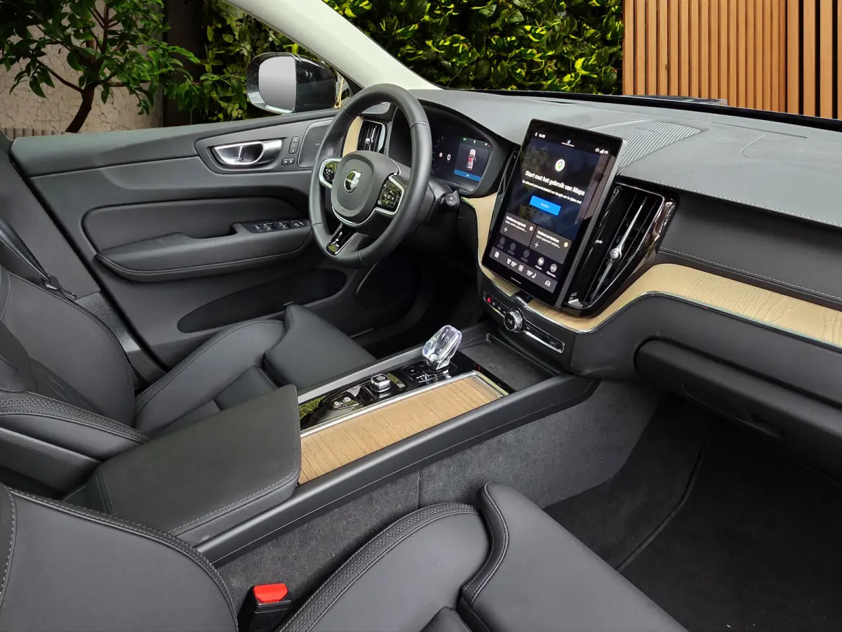 2.0 T6 Plug-in hybrid AWD Ultra Dark | Trekhaak | Facelift | 360cam | Stoel/stuurverwarming