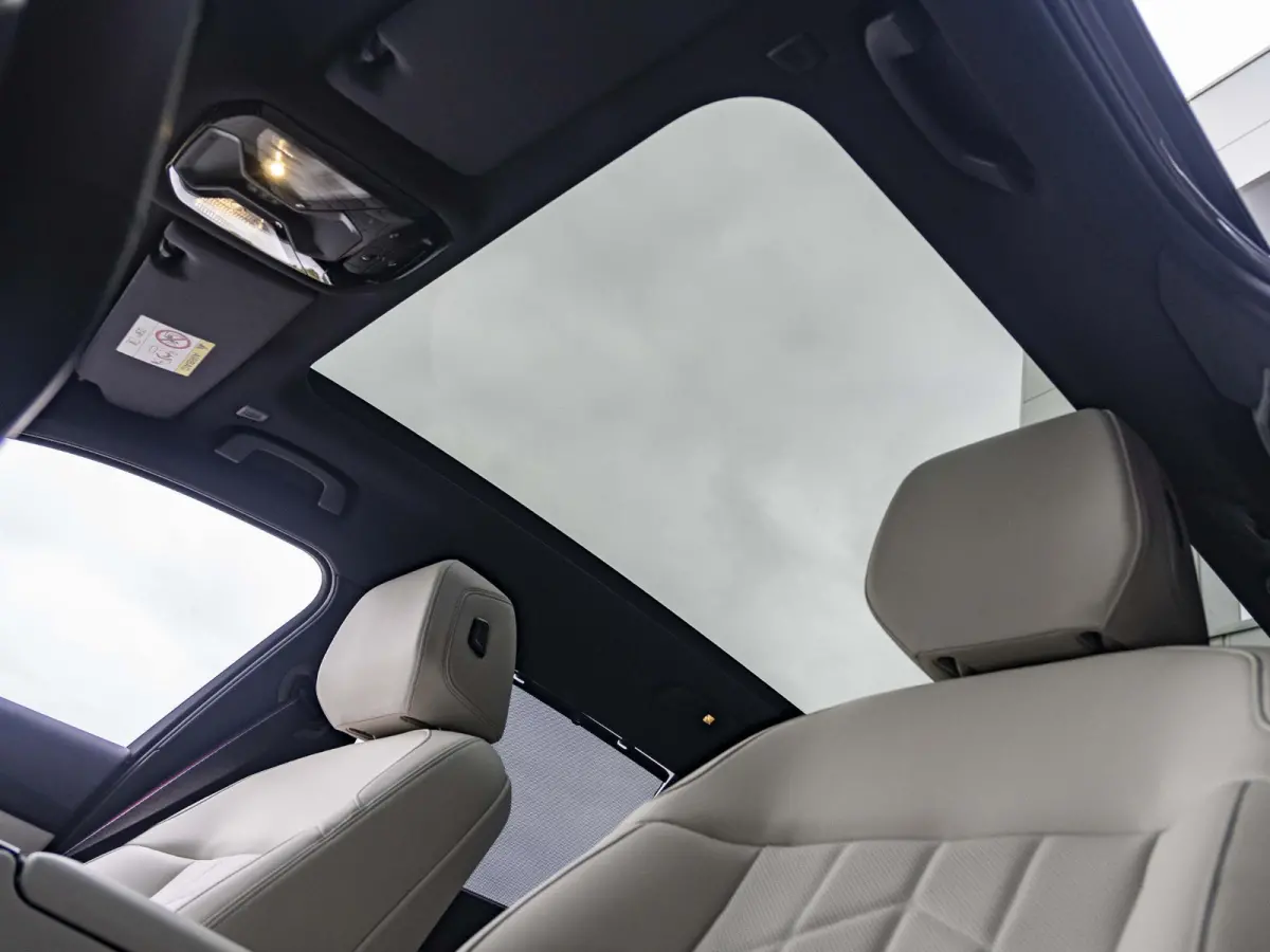 550e xDrive SoH 100% | M Sportpakket Pro | Travel Pack | Comfort Pack | Adaptief onderstel professional | Bowers & Wilkins Audiosysteem |19 inch | Glazen panoramadak | Stoelventilatie | Comf