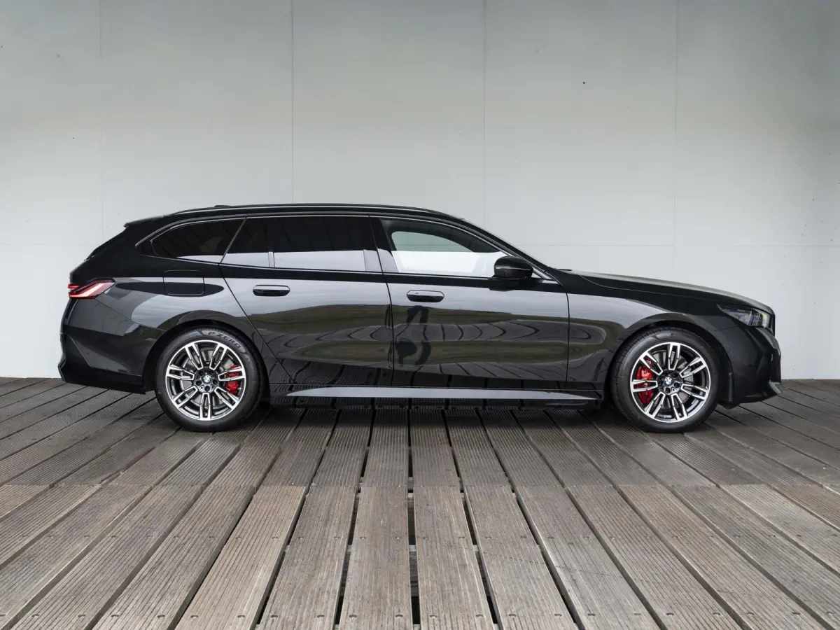 550e xDrive SoH 100% | M Sportpakket Pro | Travel Pack | Comfort Pack | Adaptief onderstel professional | Bowers & Wilkins Audiosysteem |19 inch | Glazen panoramadak | Stoelventilatie | Comf