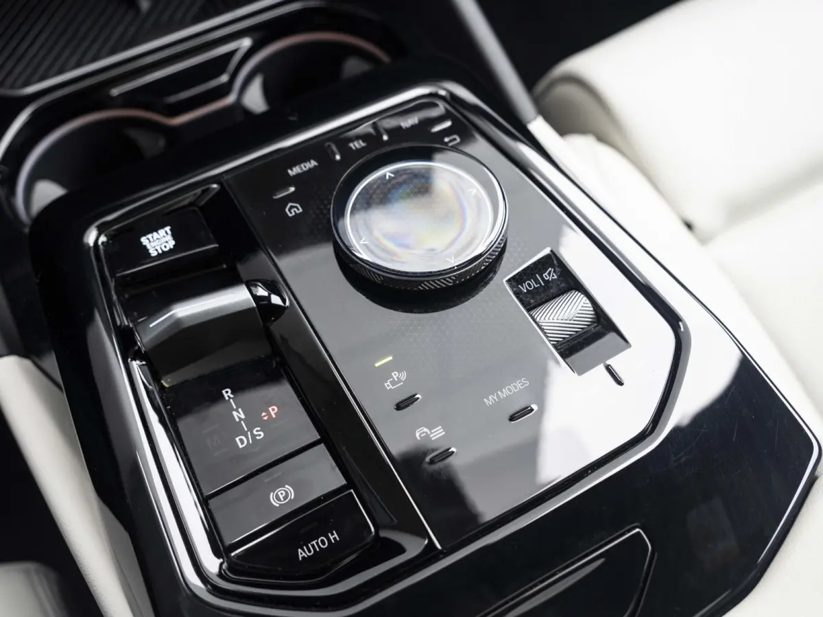 550e xDrive SoH 100% | M Sportpakket Pro | Travel Pack | Comfort Pack | Adaptief onderstel professional | Bowers & Wilkins Audiosysteem |19 inch | Glazen panoramadak | Stoelventilatie | Comf