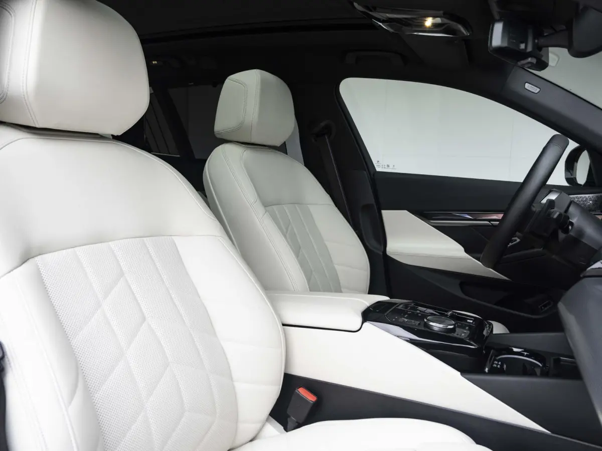 550e xDrive SoH 100% | M Sportpakket Pro | Travel Pack | Comfort Pack | Adaptief onderstel professional | Bowers & Wilkins Audiosysteem |19 inch | Glazen panoramadak | Stoelventilatie | Comf