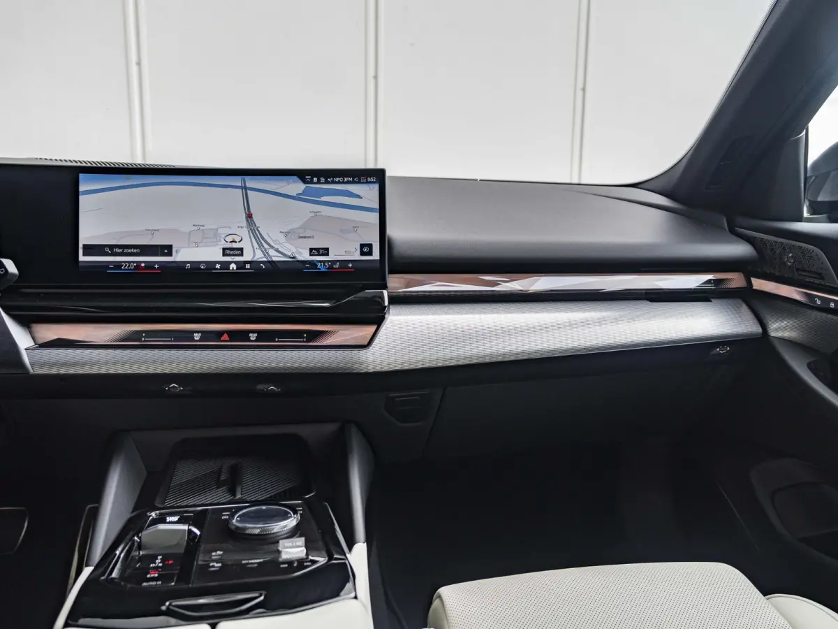 550e xDrive SoH 100% | M Sportpakket Pro | Travel Pack | Comfort Pack | Adaptief onderstel professional | Bowers & Wilkins Audiosysteem |19 inch | Glazen panoramadak | Stoelventilatie | Comf