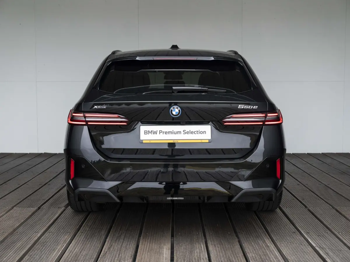 550e xDrive SoH 100% | M Sportpakket Pro | Travel Pack | Comfort Pack | Adaptief onderstel professional | Bowers & Wilkins Audiosysteem |19 inch | Glazen panoramadak | Stoelventilatie | Comf