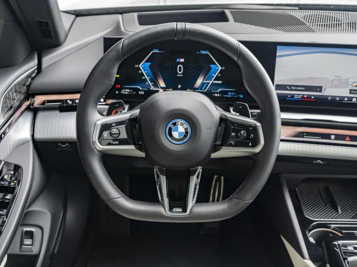 550e xDrive SoH 100% | M Sportpakket Pro | Travel Pack | Comfort Pack | Adaptief onderstel professional | Bowers & Wilkins Audiosysteem |19 inch | Glazen panoramadak | Stoelventilatie | Comf