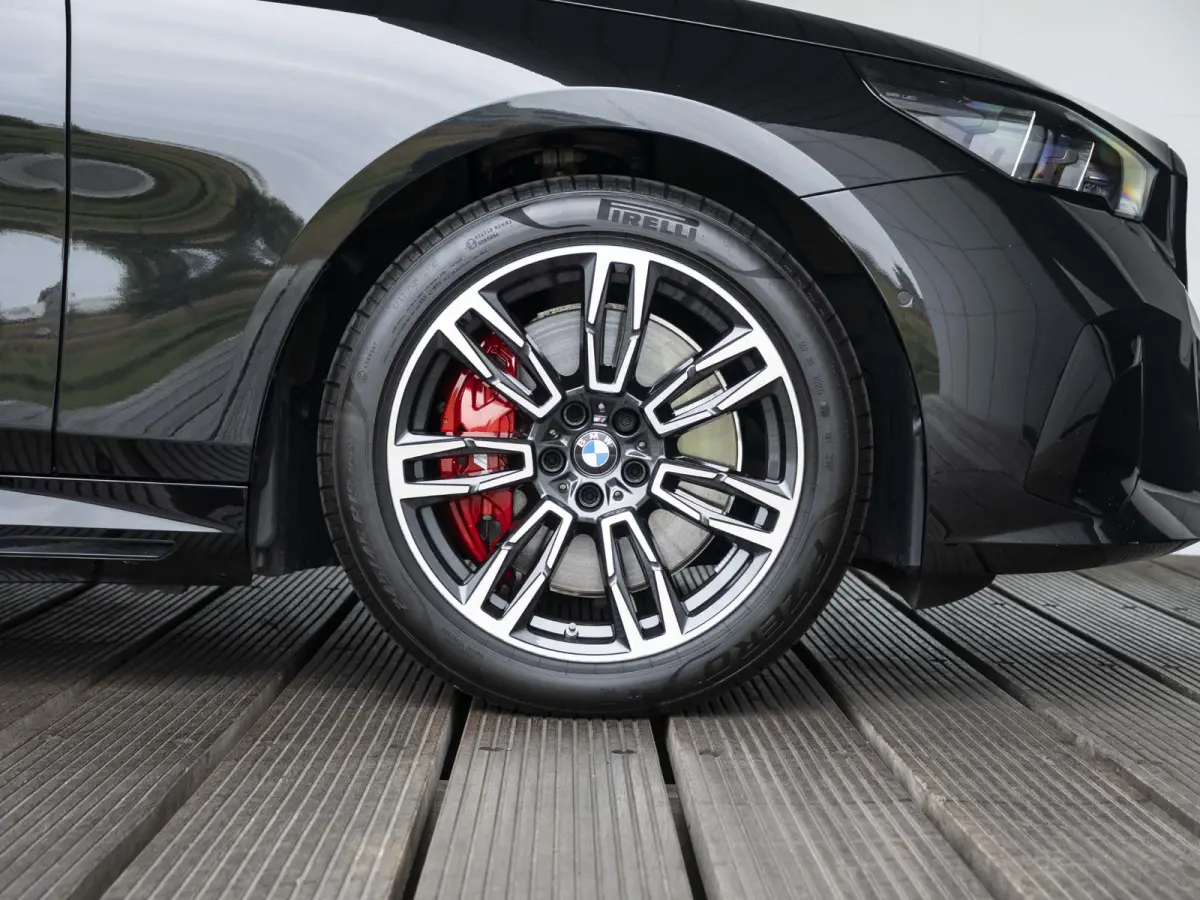 550e xDrive SoH 100% | M Sportpakket Pro | Travel Pack | Comfort Pack | Adaptief onderstel professional | Bowers & Wilkins Audiosysteem |19 inch | Glazen panoramadak | Stoelventilatie | Comf
