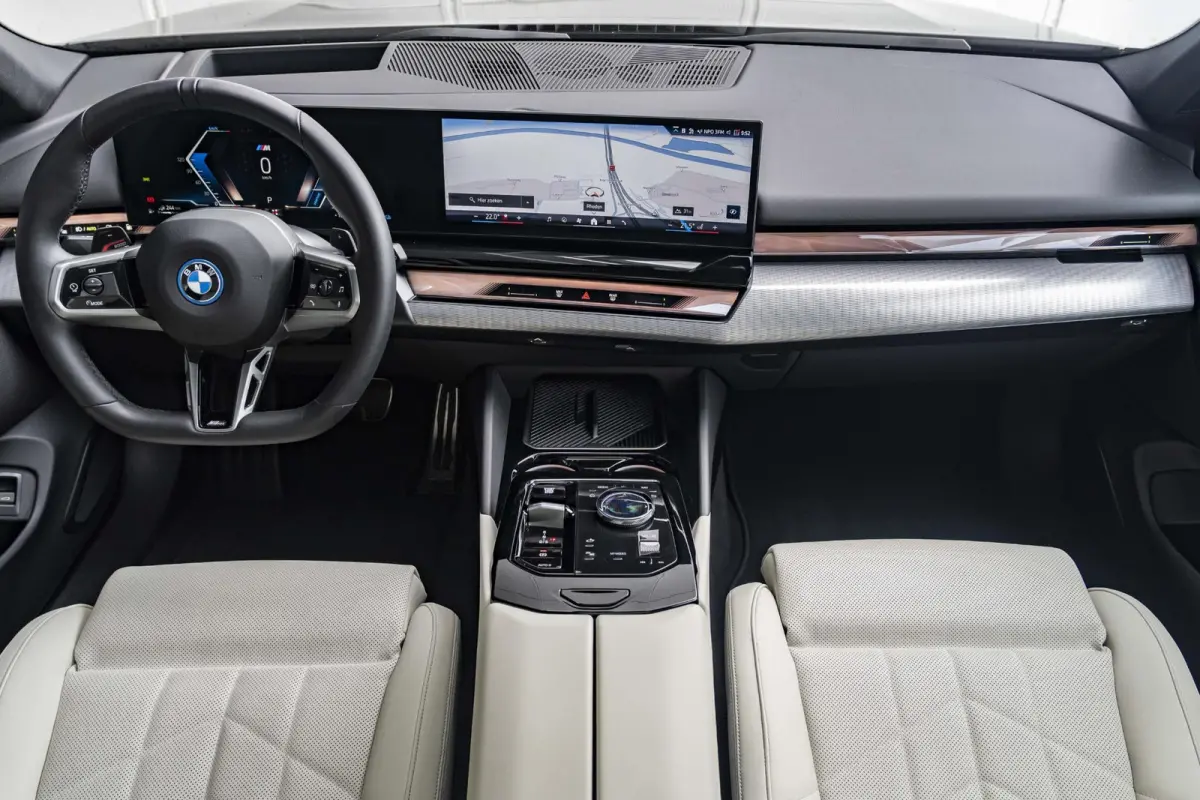550e xDrive SoH 100% | M Sportpakket Pro | Travel Pack | Comfort Pack | Adaptief onderstel professional | Bowers & Wilkins Audiosysteem |19 inch | Glazen panoramadak | Stoelventilatie | Comf