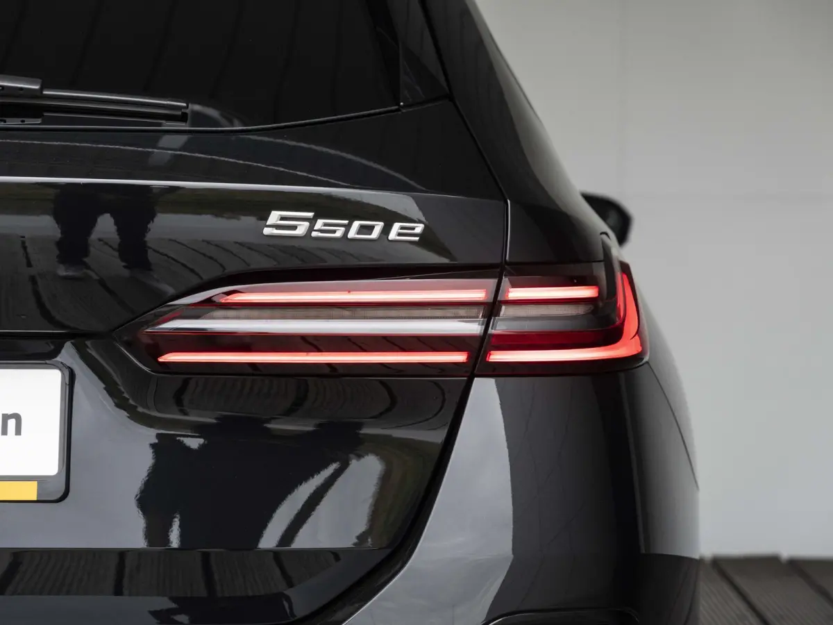 550e xDrive SoH 100% | M Sportpakket Pro | Travel Pack | Comfort Pack | Adaptief onderstel professional | Bowers & Wilkins Audiosysteem |19 inch | Glazen panoramadak | Stoelventilatie | Comf