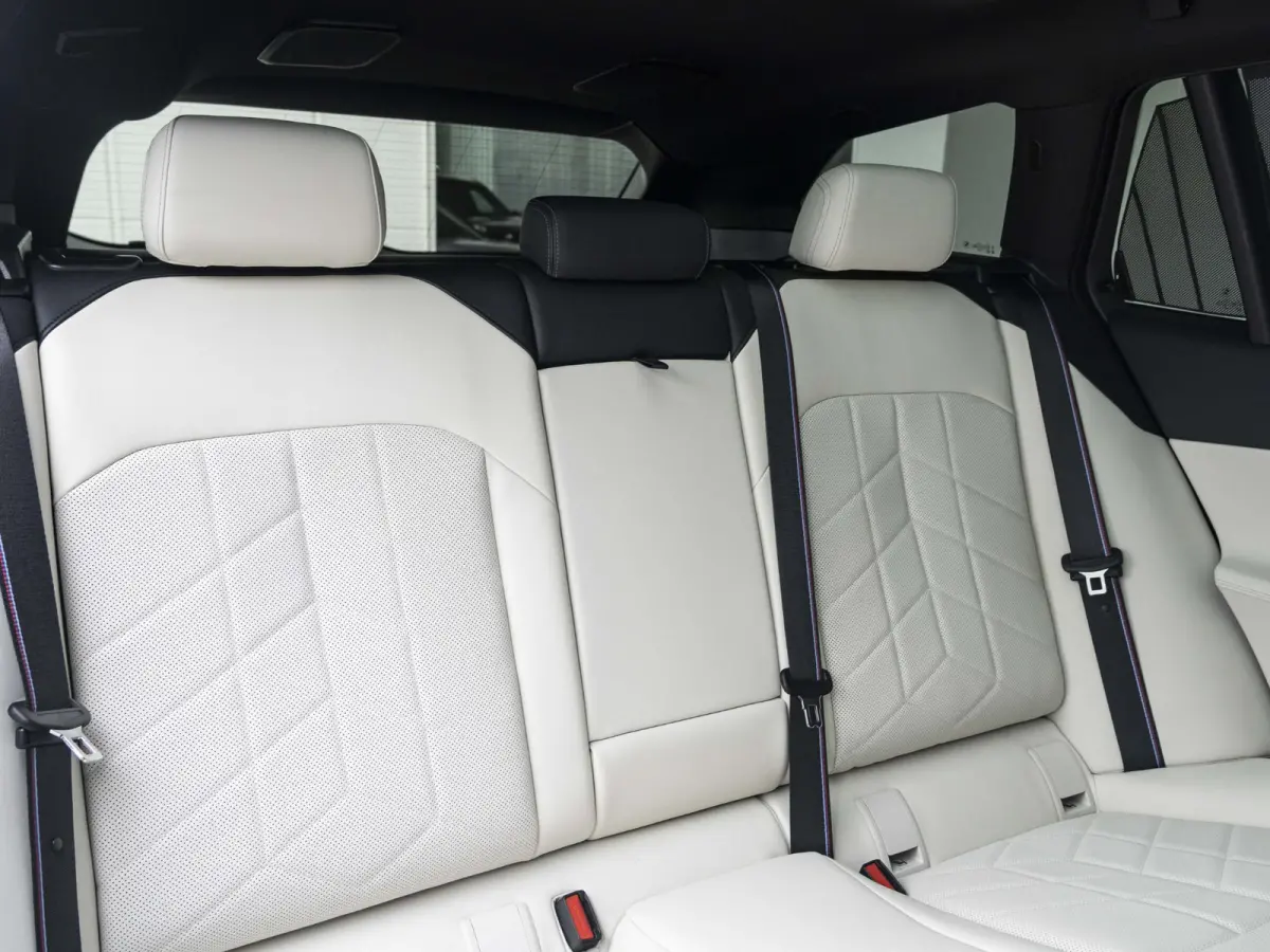 550e xDrive SoH 100% | M Sportpakket Pro | Travel Pack | Comfort Pack | Adaptief onderstel professional | Bowers & Wilkins Audiosysteem |19 inch | Glazen panoramadak | Stoelventilatie | Comf