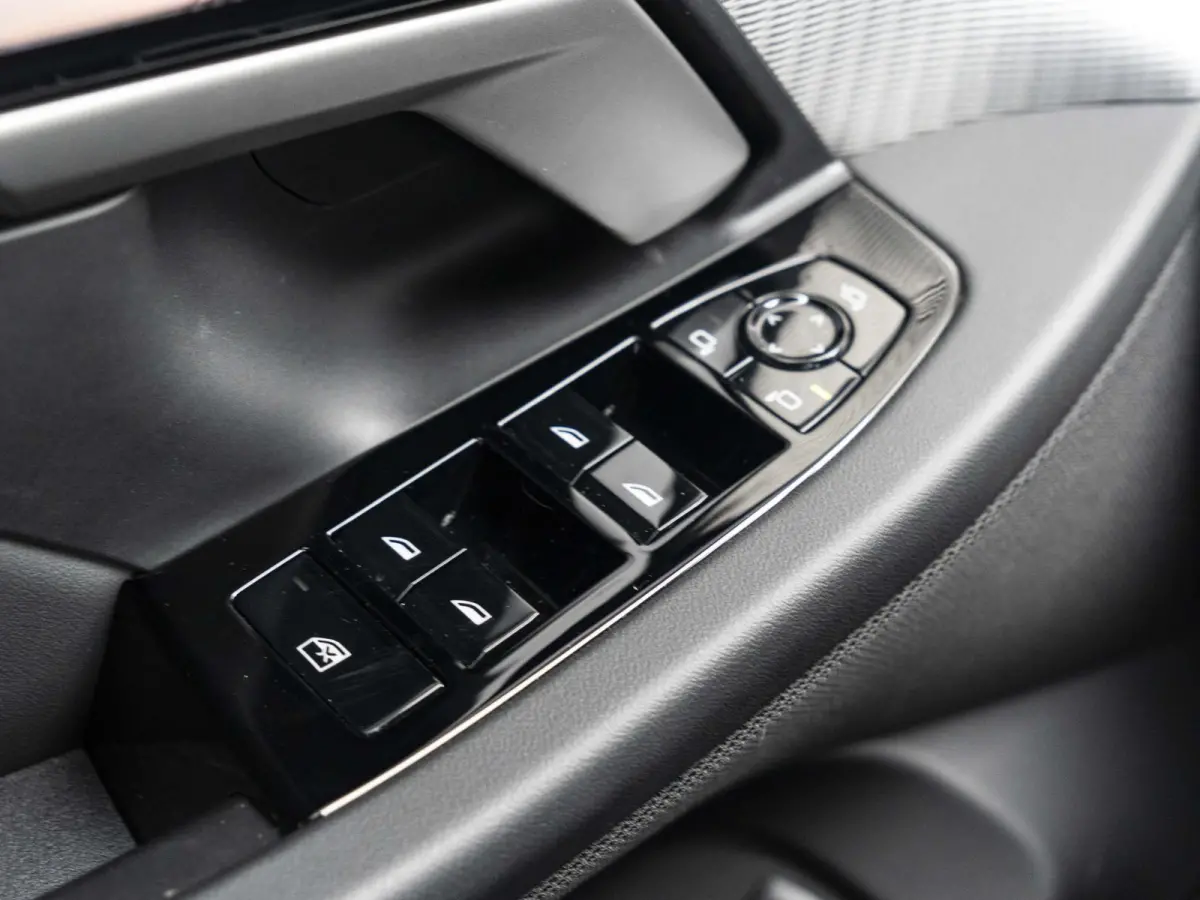 550e xDrive SoH 100% | M Sportpakket Pro | Travel Pack | Comfort Pack | Adaptief onderstel professional | Bowers & Wilkins Audiosysteem |19 inch | Glazen panoramadak | Stoelventilatie | Comf