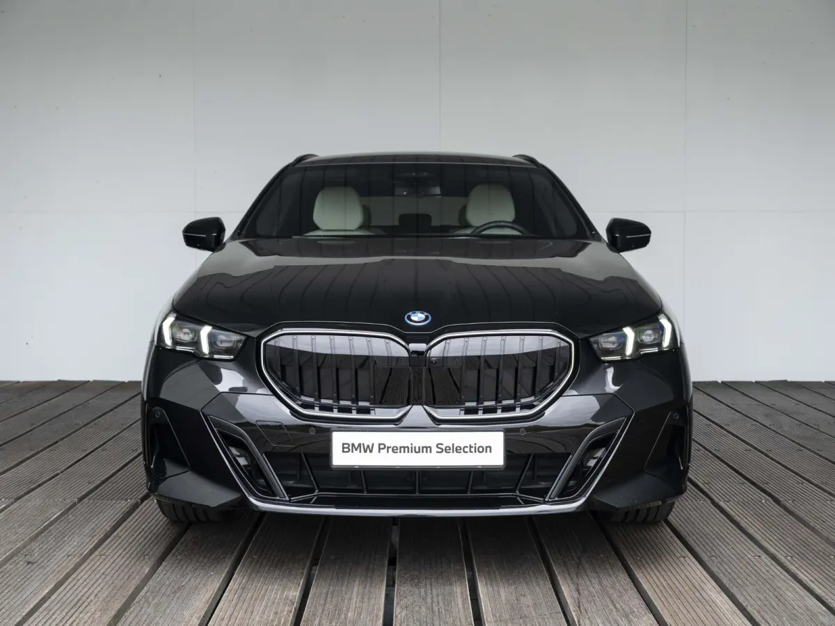 550e xDrive SoH 100% | M Sportpakket Pro | Travel Pack | Comfort Pack | Adaptief onderstel professional | Bowers & Wilkins Audiosysteem |19 inch | Glazen panoramadak | Stoelventilatie | Comf