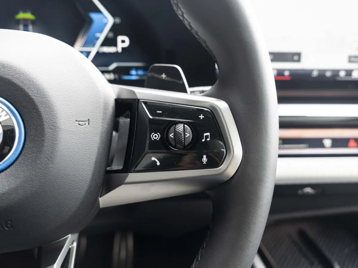 550e xDrive SoH 100% | M Sportpakket Pro | Travel Pack | Comfort Pack | Adaptief onderstel professional | Bowers & Wilkins Audiosysteem |19 inch | Glazen panoramadak | Stoelventilatie | Comf