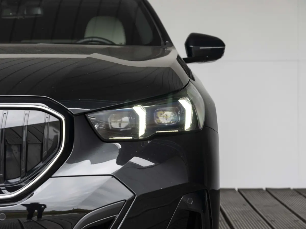 550e xDrive SoH 100% | M Sportpakket Pro | Travel Pack | Comfort Pack | Adaptief onderstel professional | Bowers & Wilkins Audiosysteem |19 inch | Glazen panoramadak | Stoelventilatie | Comf
