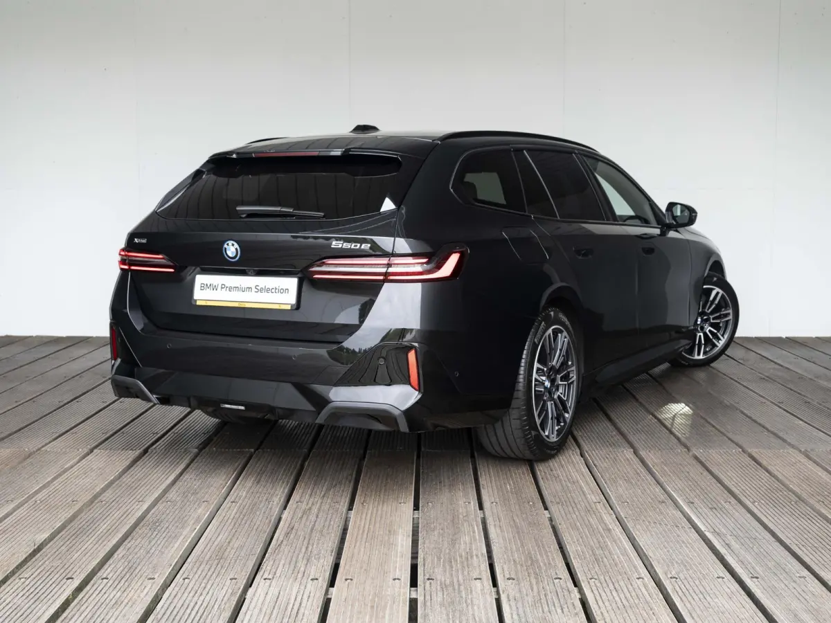 550e xDrive SoH 100% | M Sportpakket Pro | Travel Pack | Comfort Pack | Adaptief onderstel professional | Bowers & Wilkins Audiosysteem |19 inch | Glazen panoramadak | Stoelventilatie | Comf