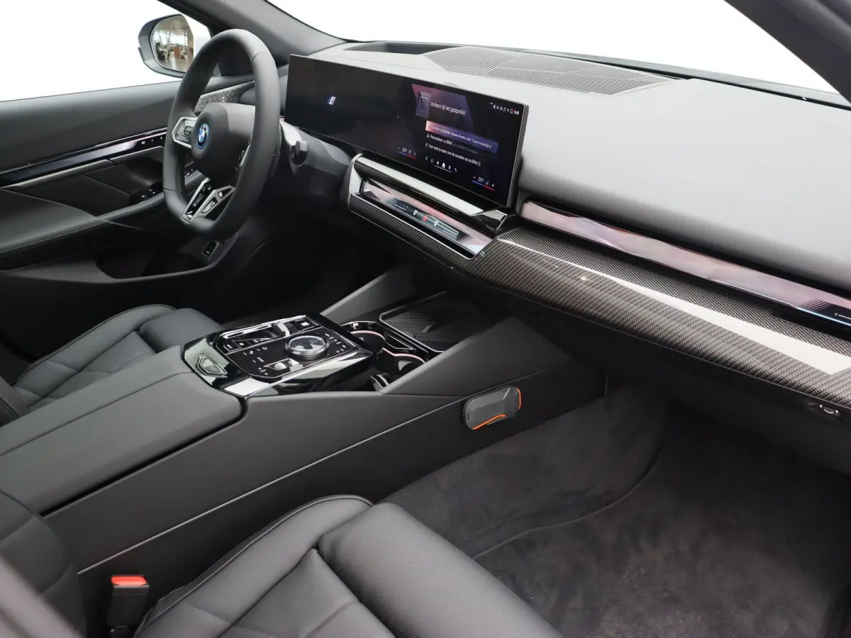 530e M Sport Edition | M Sportpakket Pro | SoH 100% | Travel Pack | Innovation Pack | Trekhaak | Panoramadak | Comfortstoelen | Driving Assistant Plus | Bowers & Wilkins | 20''