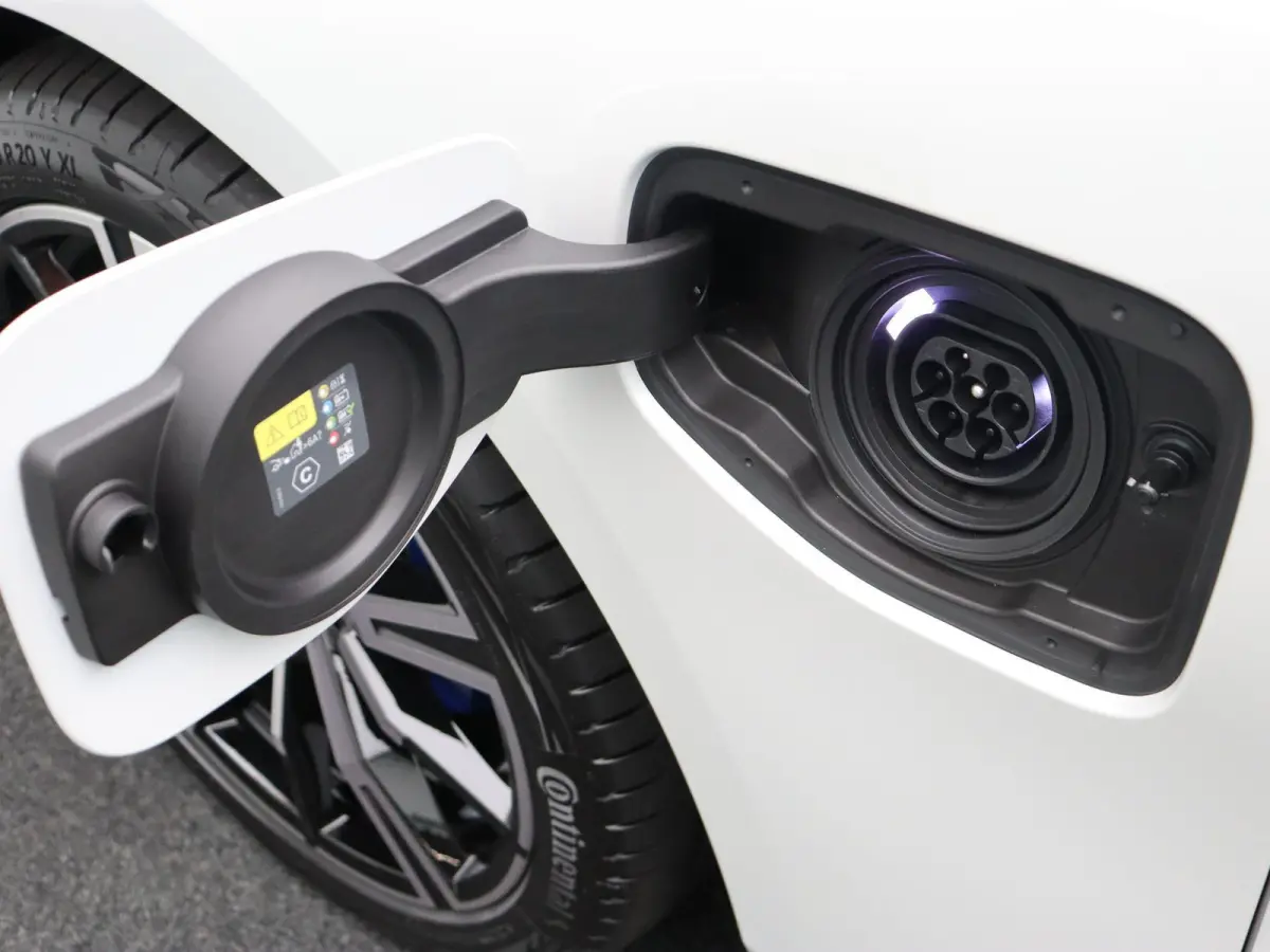 530e M Sport Edition | M Sportpakket Pro | SoH 100% | Travel Pack | Innovation Pack | Trekhaak | Panoramadak | Comfortstoelen | Driving Assistant Plus | Bowers & Wilkins | 20''