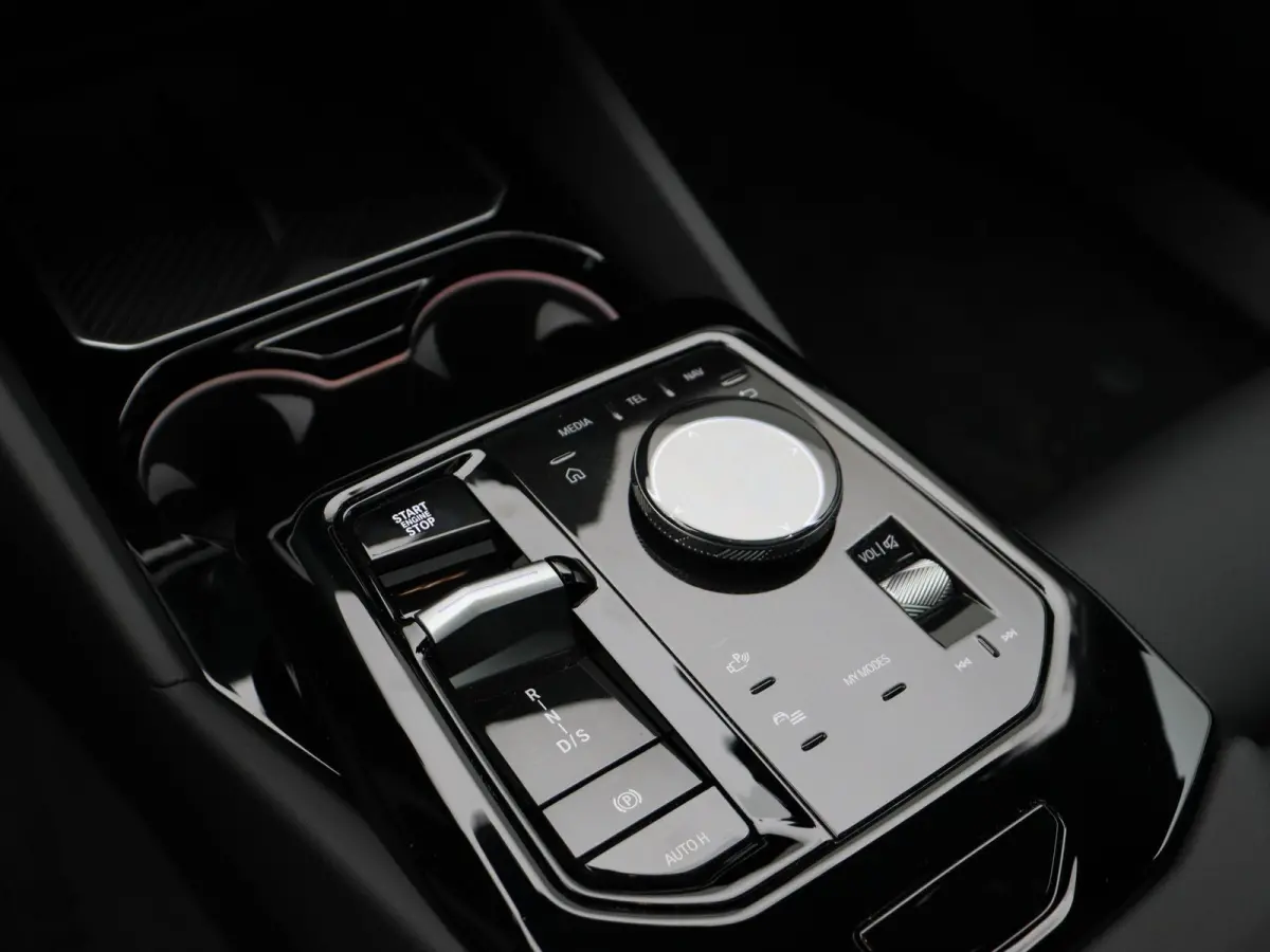 530e M Sport Edition | M Sportpakket Pro | SoH 100% | Travel Pack | Innovation Pack | Trekhaak | Panoramadak | Comfortstoelen | Driving Assistant Plus | Bowers & Wilkins | 20''