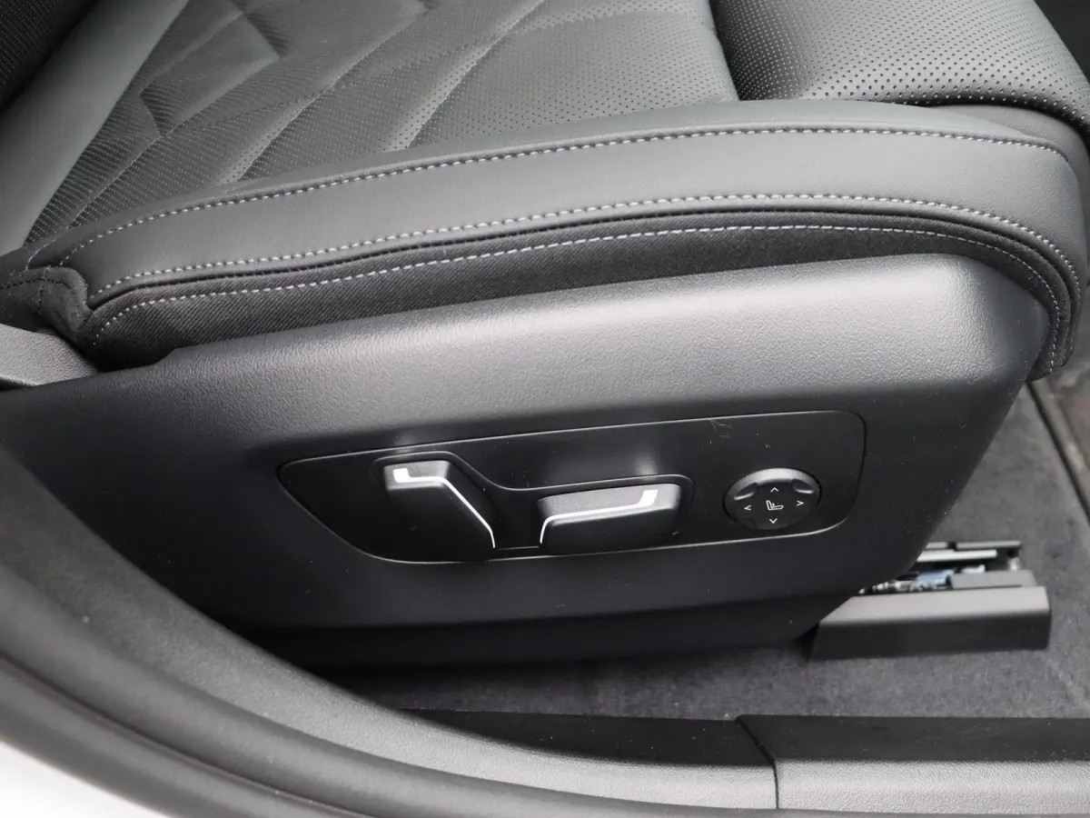 530e M Sport Edition | M Sportpakket Pro | SoH 100% | Travel Pack | Innovation Pack | Trekhaak | Panoramadak | Comfortstoelen | Driving Assistant Plus | Bowers & Wilkins | 20''