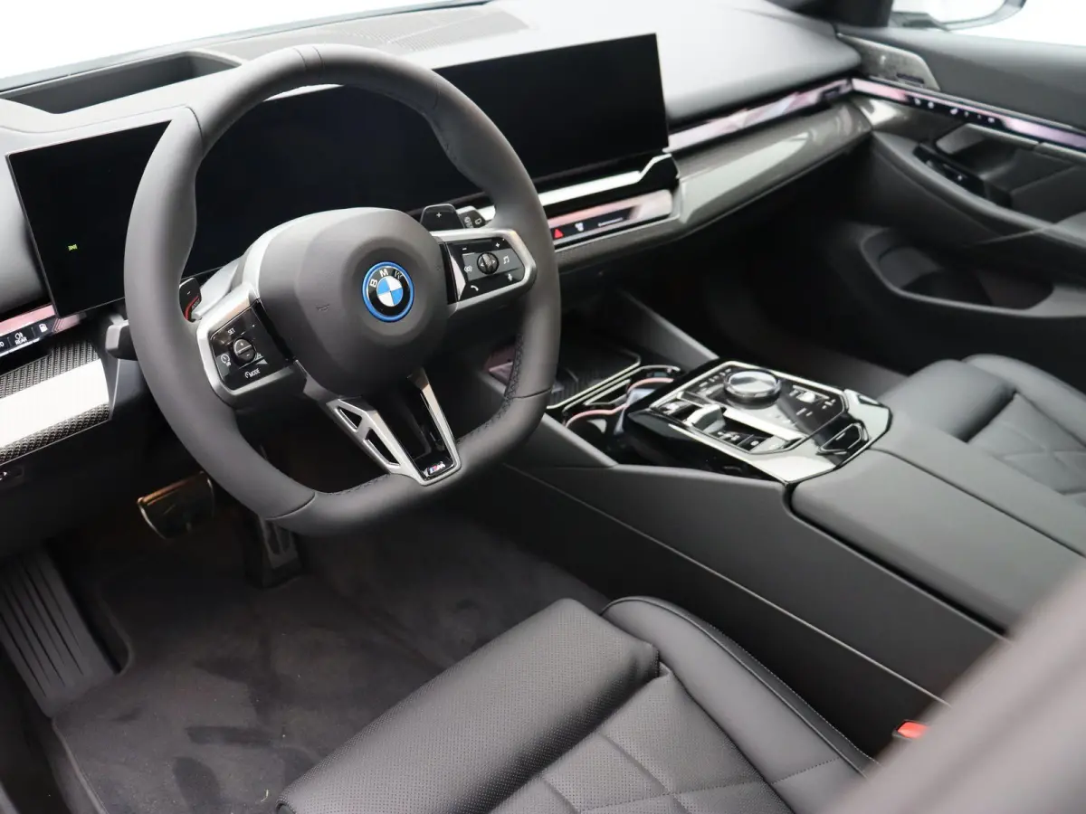 530e M Sport Edition | M Sportpakket Pro | SoH 100% | Travel Pack | Innovation Pack | Trekhaak | Panoramadak | Comfortstoelen | Driving Assistant Plus | Bowers & Wilkins | 20''