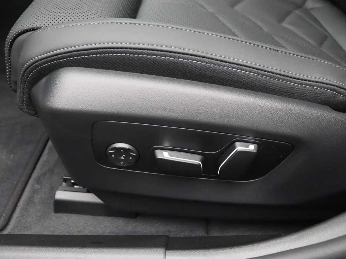 530e M Sport Edition | M Sportpakket Pro | SoH 100% | Travel Pack | Innovation Pack | Trekhaak | Panoramadak | Comfortstoelen | Driving Assistant Plus | Bowers & Wilkins | 20''