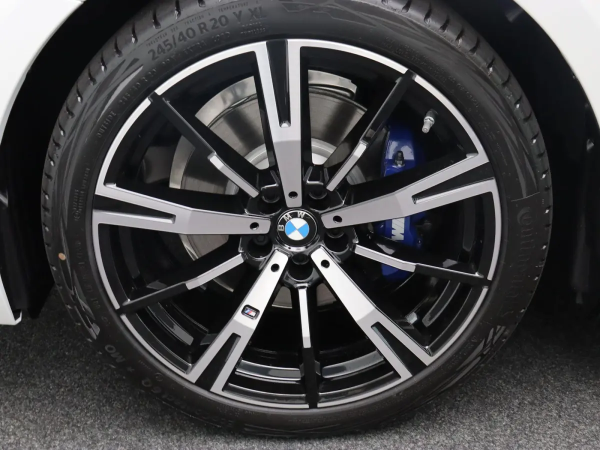 530e M Sport Edition | M Sportpakket Pro | SoH 100% | Travel Pack | Innovation Pack | Trekhaak | Panoramadak | Comfortstoelen | Driving Assistant Plus | Bowers & Wilkins | 20''