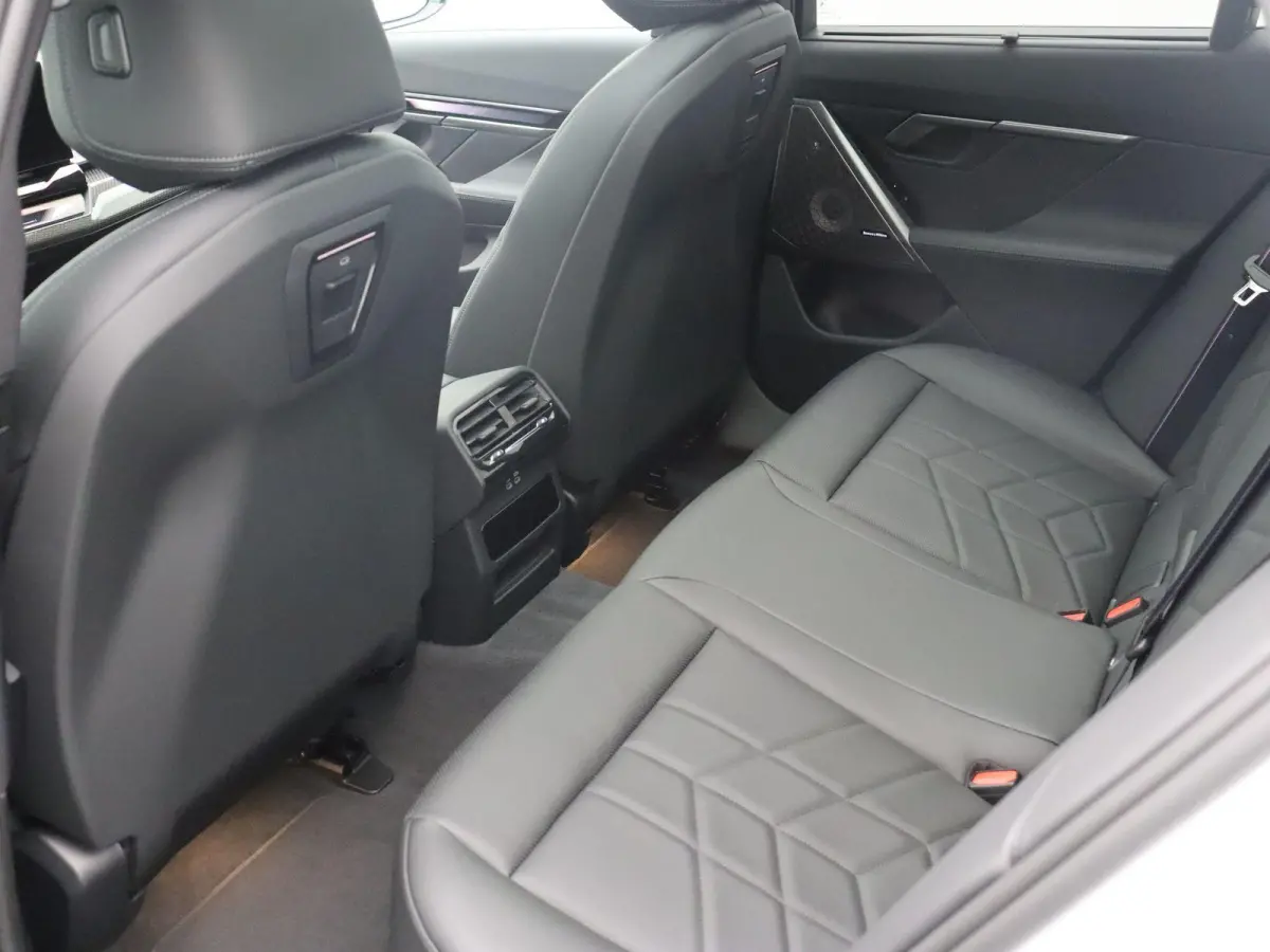 530e M Sport Edition | M Sportpakket Pro | SoH 100% | Travel Pack | Innovation Pack | Trekhaak | Panoramadak | Comfortstoelen | Driving Assistant Plus | Bowers & Wilkins | 20''