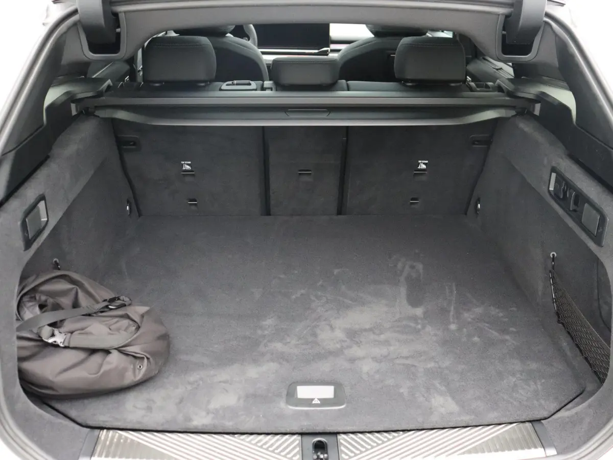 530e M Sport Edition | M Sportpakket Pro | SoH 100% | Travel Pack | Innovation Pack | Trekhaak | Panoramadak | Comfortstoelen | Driving Assistant Plus | Bowers & Wilkins | 20''