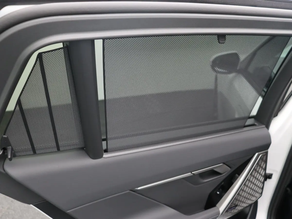530e M Sport Edition | M Sportpakket Pro | SoH 100% | Travel Pack | Innovation Pack | Trekhaak | Panoramadak | Comfortstoelen | Driving Assistant Plus | Bowers & Wilkins | 20''