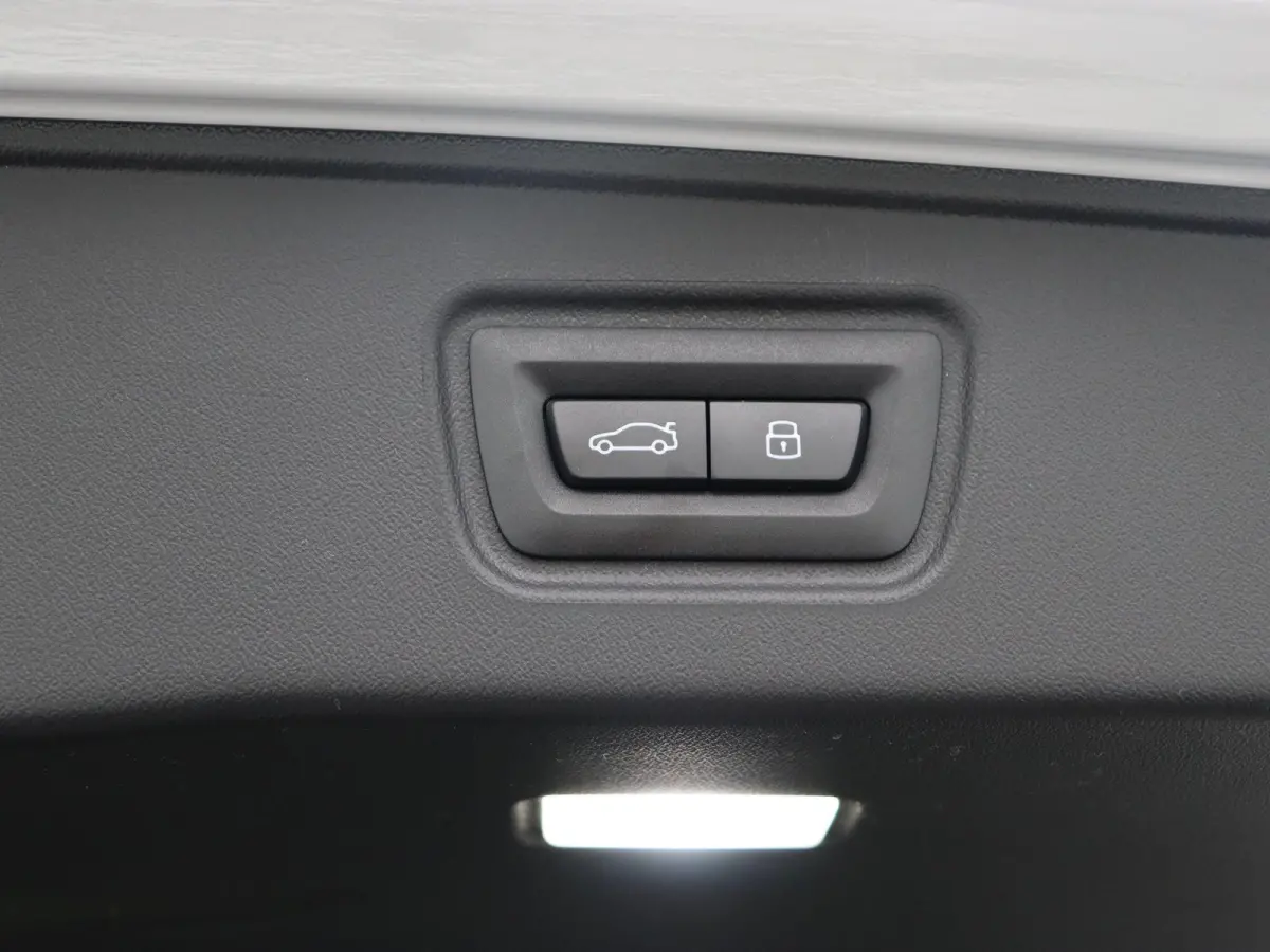 530e M Sport Edition | M Sportpakket Pro | SoH 100% | Travel Pack | Innovation Pack | Trekhaak | Panoramadak | Comfortstoelen | Driving Assistant Plus | Bowers & Wilkins | 20''