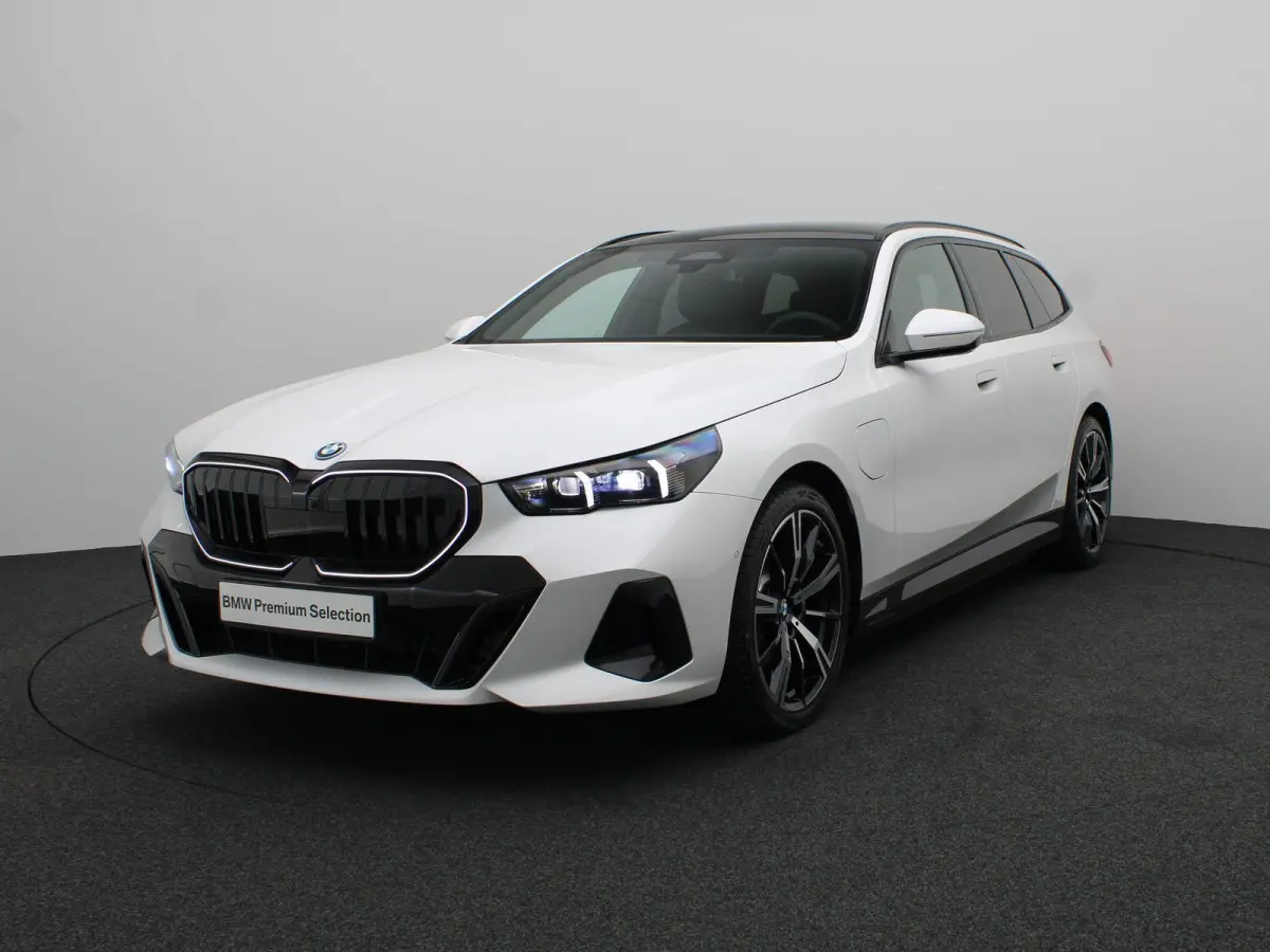 530e M Sport Edition | M Sportpakket Pro | SoH 100% | Travel Pack | Innovation Pack | Trekhaak | Panoramadak | Comfortstoelen | Driving Assistant Plus | Bowers & Wilkins | 20''