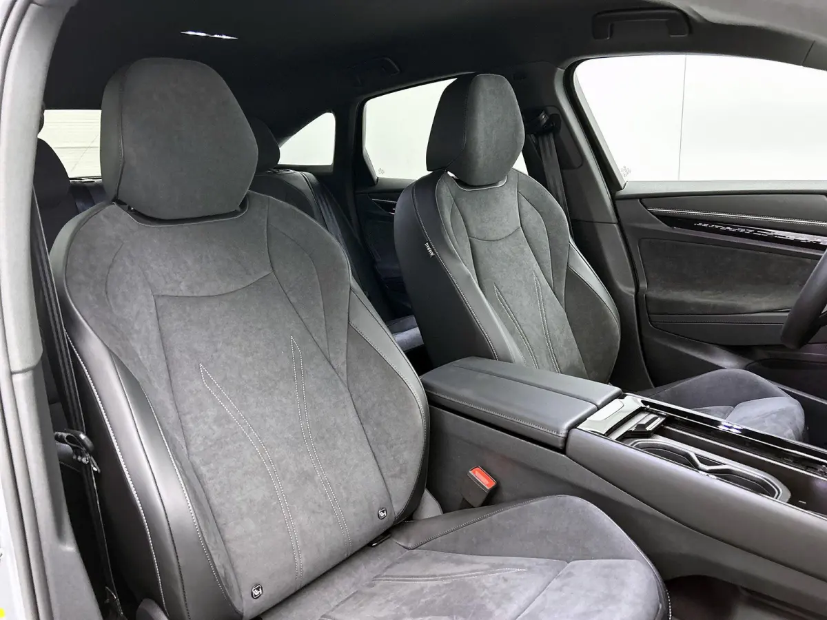 Pro Business 77 kWh 286 PK | IQ Lights | Elektrische achterklep | Apple Carplay draadloos | 360 Camera | Head-up display | Stoelverwarming | Stuurverwarming | Navigatie | Android Auto draadl