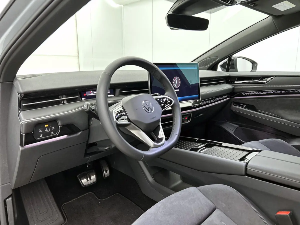 Pro Business 77 kWh 286 PK | IQ Lights | Elektrische achterklep | Apple Carplay draadloos | 360 Camera | Head-up display | Stoelverwarming | Stuurverwarming | Navigatie | Android Auto draadl
