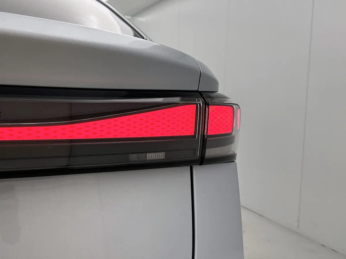 Pro Business 77 kWh 286 PK | IQ Lights | Elektrische achterklep | Apple Carplay draadloos | 360 Camera | Head-up display | Stoelverwarming | Stuurverwarming | Navigatie | Android Auto draadl