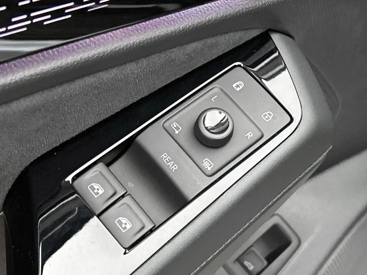 Pro Business 77 kWh 286 PK | IQ Lights | Elektrische achterklep | Apple Carplay draadloos | 360 Camera | Head-up display | Stoelverwarming | Stuurverwarming | Navigatie | Android Auto draadl