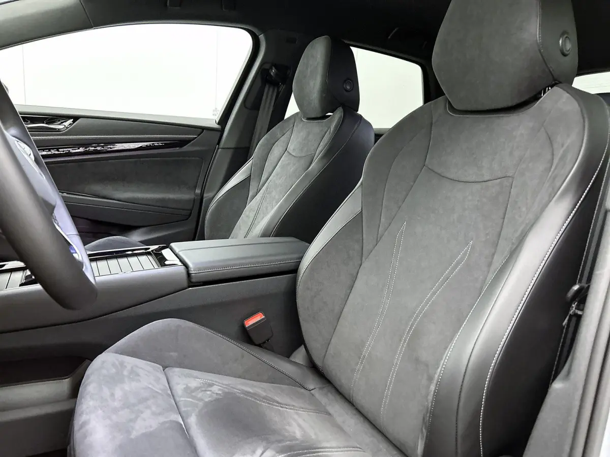 Pro Business 77 kWh 286 PK | IQ Lights | Elektrische achterklep | Apple Carplay draadloos | 360 Camera | Head-up display | Stoelverwarming | Stuurverwarming | Navigatie | Android Auto draadl