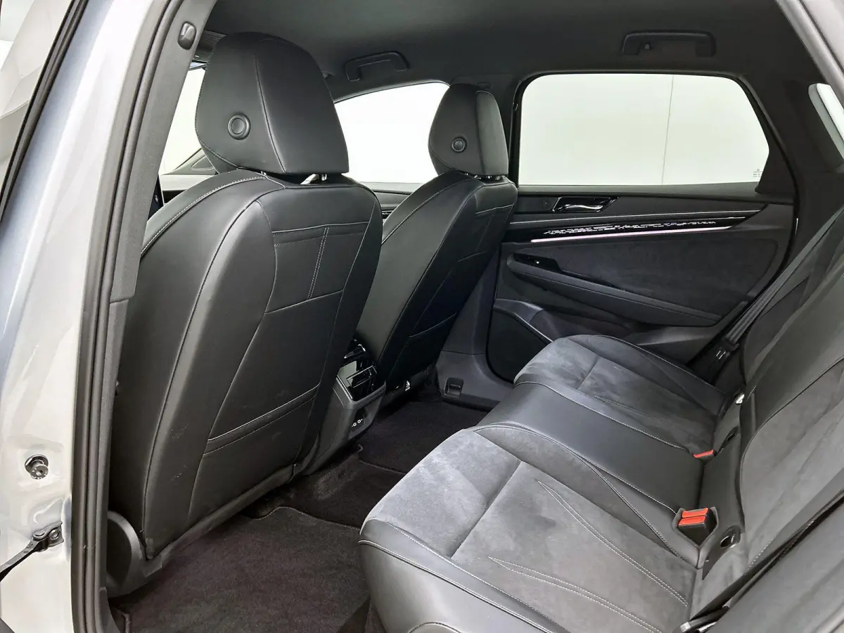 Pro Business 77 kWh 286 PK | IQ Lights | Elektrische achterklep | Apple Carplay draadloos | 360 Camera | Head-up display | Stoelverwarming | Stuurverwarming | Navigatie | Android Auto draadl