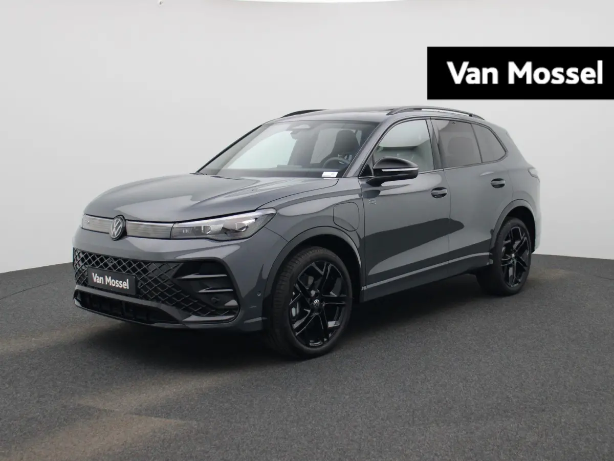 1.5 eHybrid R-Line Edition 204 PK | Demo | Automaat| Black Style | Panoramisch- en Kantel dak | 360' Camera | Travel Assist | Draadloze Apple carplay | Navigatie | Keyless | Ruiten getint | 