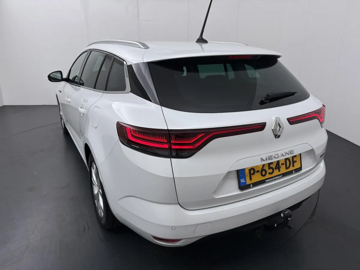 Plug-In Hybrid 160 Zen | Trekhaak | Stoel- & Stuurverw. |