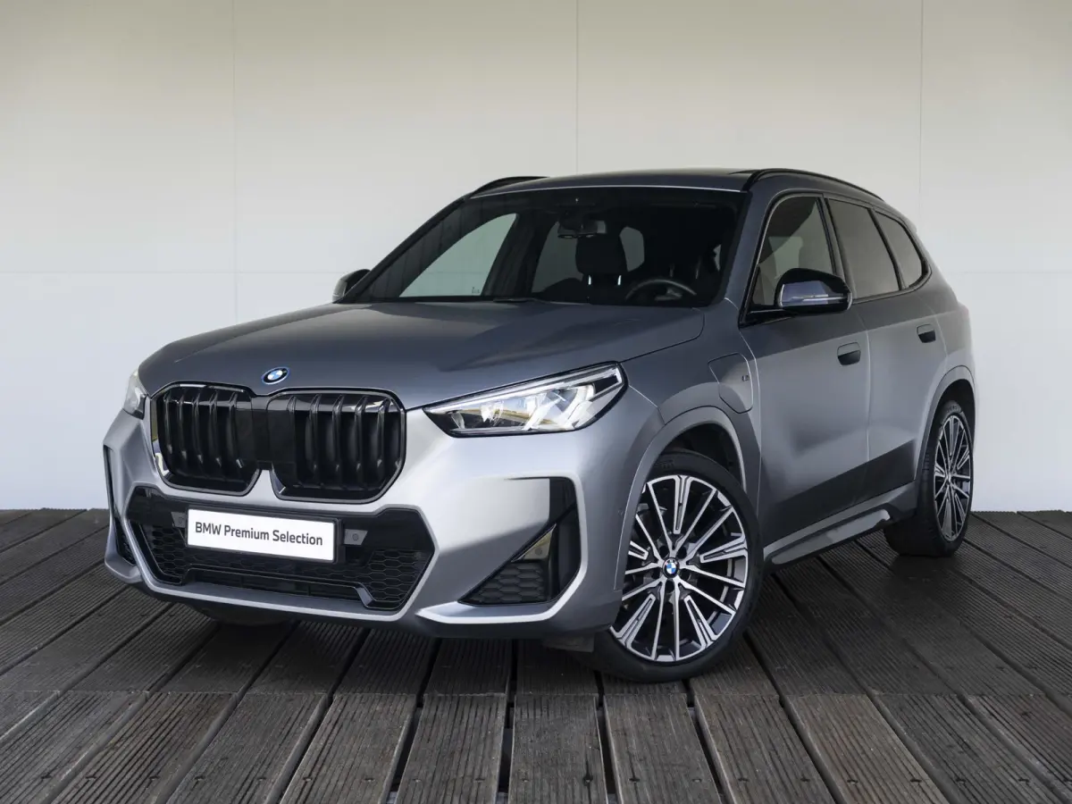 xDrive25e SoH 100% | M Sportpakket | Travel Pack | Stuurwielrand verwarmd | 20 inch | M Adaptief onderstel | Glazen Panoramadak | Parking Assistant