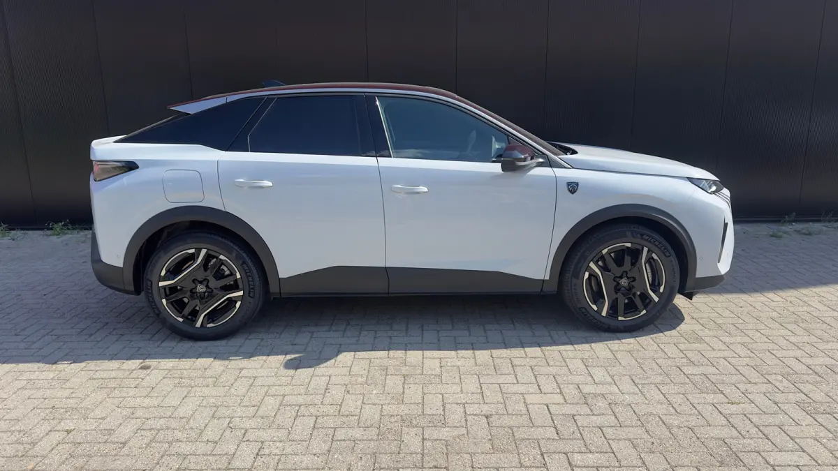 GT | Adaptieve cruise control met Stop&Go functie | Elektrische parkeerrem | Extra getinte achterste zijruiten en achterruit