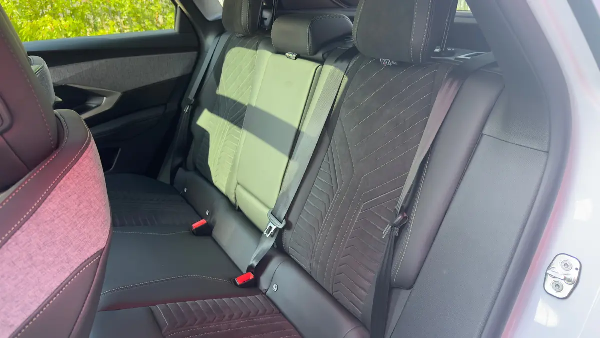 GT | Adaptieve cruise control met Stop&Go functie | Elektrische parkeerrem | Extra getinte achterste zijruiten en achterruit