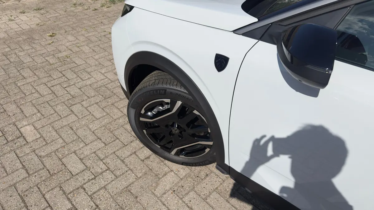 GT | Adaptieve cruise control met Stop&Go functie | Elektrische parkeerrem | Extra getinte achterste zijruiten en achterruit