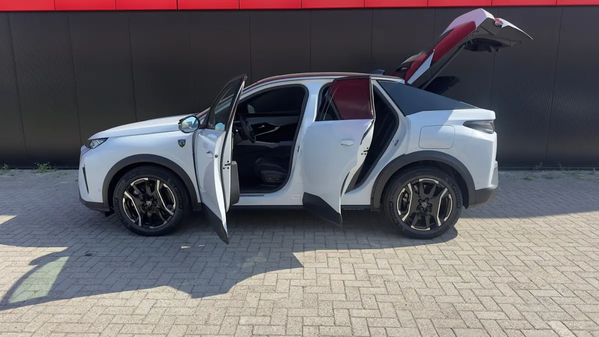 GT | Adaptieve cruise control met Stop&Go functie | Elektrische parkeerrem | Extra getinte achterste zijruiten en achterruit
