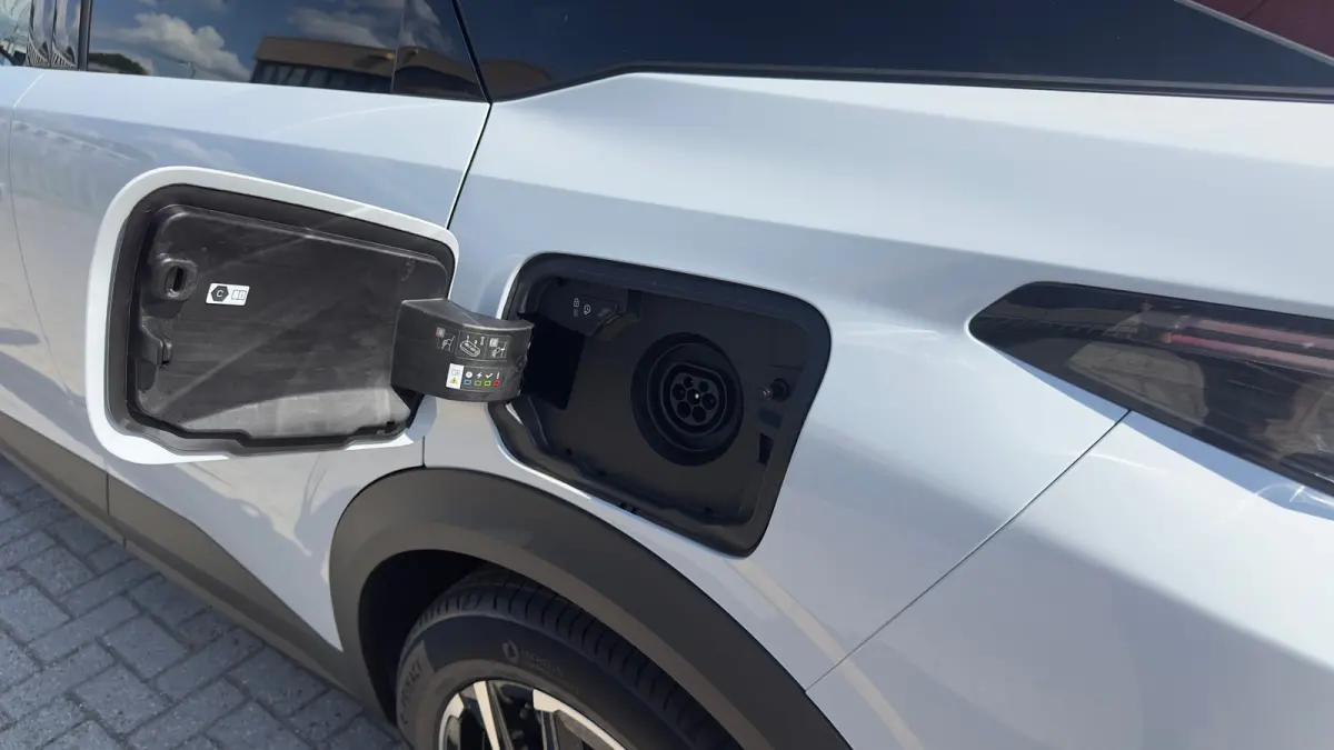 GT | Adaptieve cruise control met Stop&Go functie | Elektrische parkeerrem | Extra getinte achterste zijruiten en achterruit