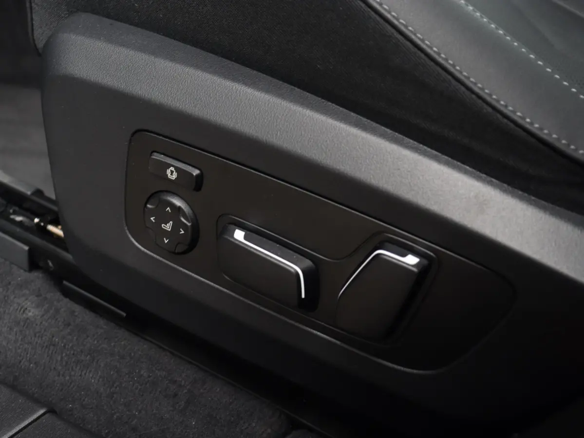 30e xDrive | M Sportpakket Pro | Panodak | Trekhaak | Head-Up | Driving Assistant Prof. | Stoelventilatie | Harman Kardon | Comfort Access | Parking Assistant Plus | SOH 100% | 21'' LMV