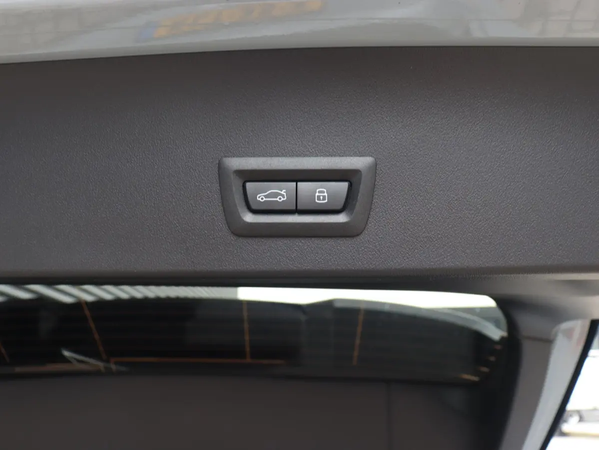 30e xDrive | M Sportpakket Pro | Panodak | Trekhaak | Head-Up | Driving Assistant Prof. | Stoelventilatie | Harman Kardon | Comfort Access | Parking Assistant Plus | SOH 100% | 21'' LMV