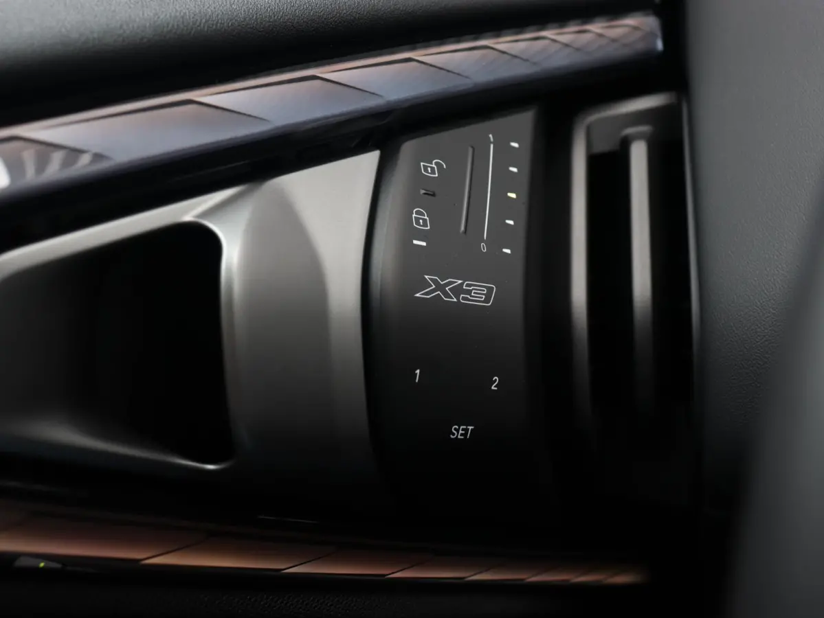 30e xDrive | M Sportpakket Pro | Panodak | Trekhaak | Head-Up | Driving Assistant Prof. | Stoelventilatie | Harman Kardon | Comfort Access | Parking Assistant Plus | SOH 100% | 21'' LMV