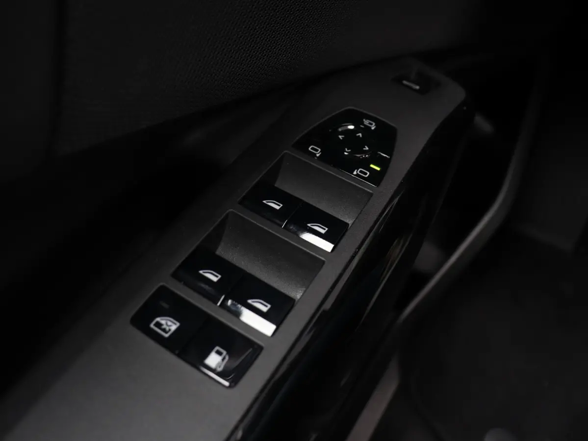 30e xDrive | M Sportpakket Pro | Panodak | Trekhaak | Head-Up | Driving Assistant Prof. | Stoelventilatie | Harman Kardon | Comfort Access | Parking Assistant Plus | SOH 100% | 21'' LMV